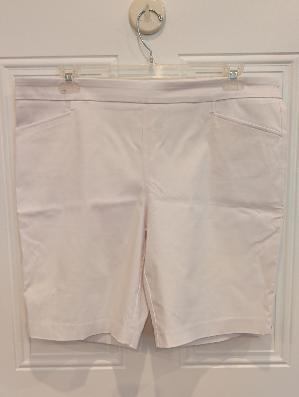Time & Tru Women's White Stretch Bermuda Shorts